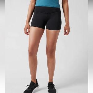 Athleta Ultimate Stash Shortie - 3 in - Medium